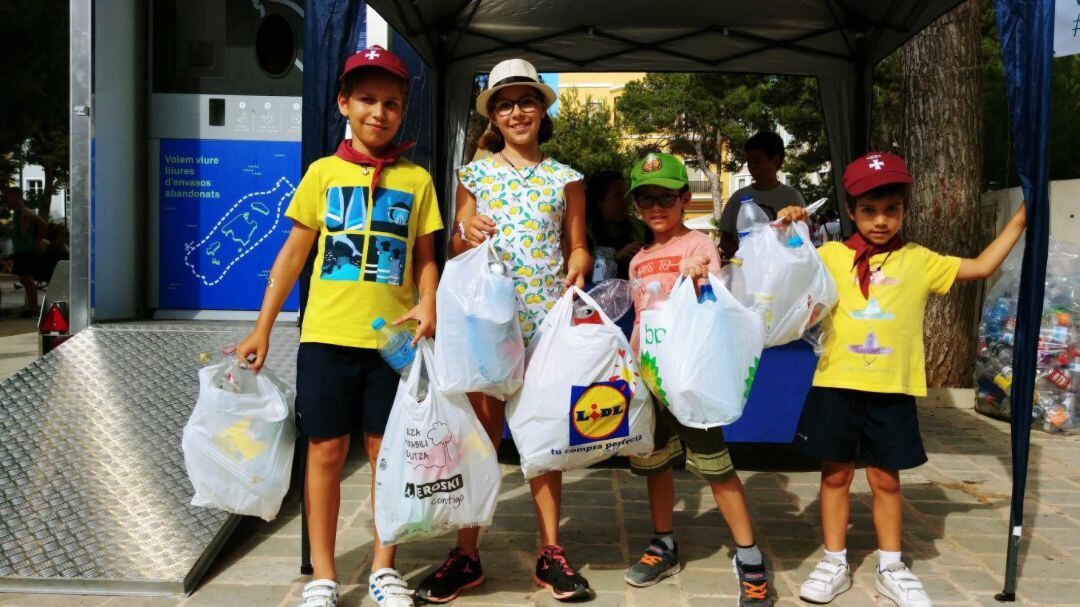 Es torna a posar en marxa la campanya per evitar que els gots de begudes de Sant Joan acabin per terra.