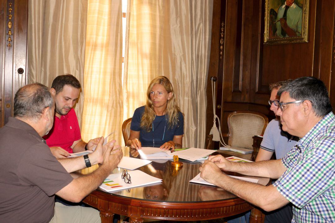 La alcaldesa Amparo Marco y el concejal de Bienestar Social, José Luis López, en la reunión con el director del Instituto Universitario de Plaguicidas y Aguas (IUPA) de la Universitat Jaume I, Félix Hernández.