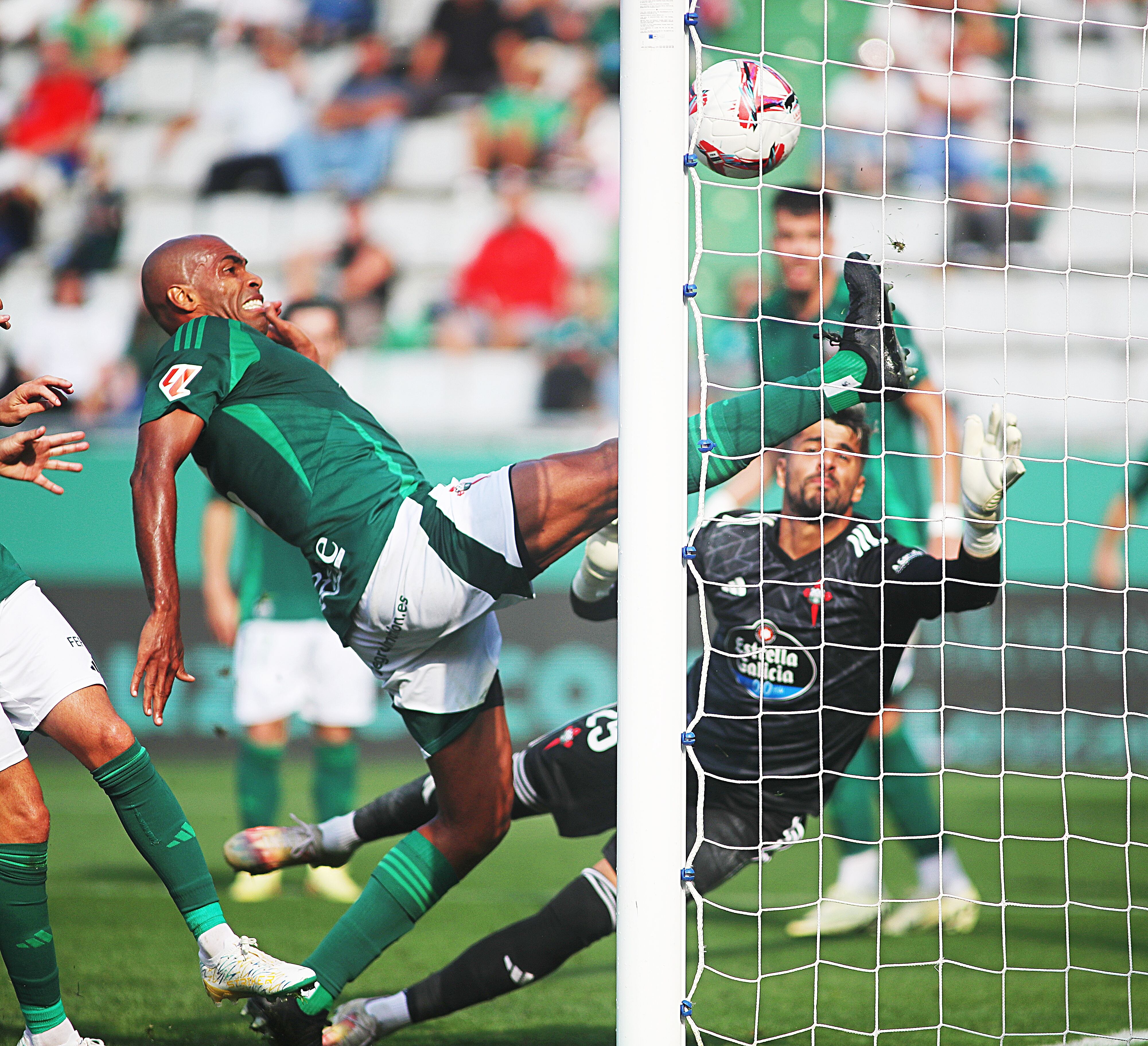 Naldo intenta controlar el balón en una jugada del Racing-Albacete en A Malata (foto: Raúl Lomba / Cadena SER)