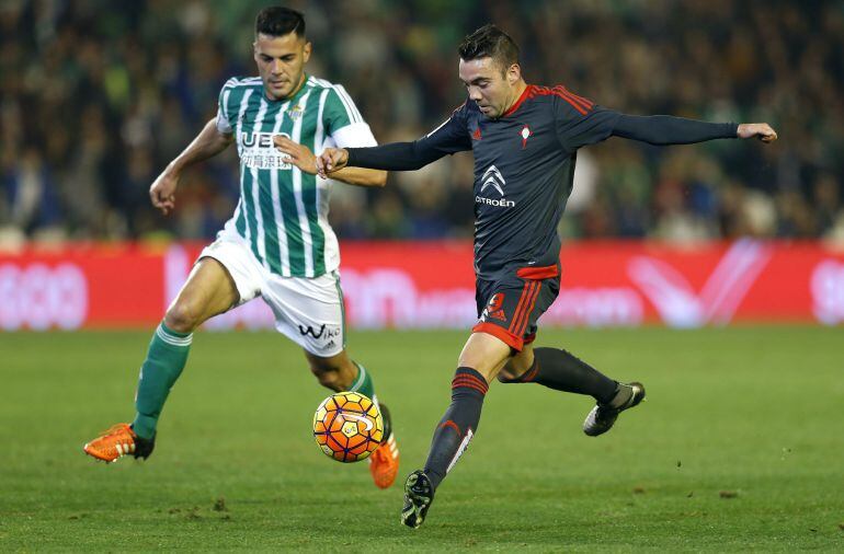 El delantero del Celta de Vigo, Iago Aspas (d), intenta controlar el balón ante el defensa del Betis, Bruno González, durante el encuentro correspondiente a la decimocuarta jornada de primera división, que disputan esta noche en el estadio Benito Villamarín de Sevilla.