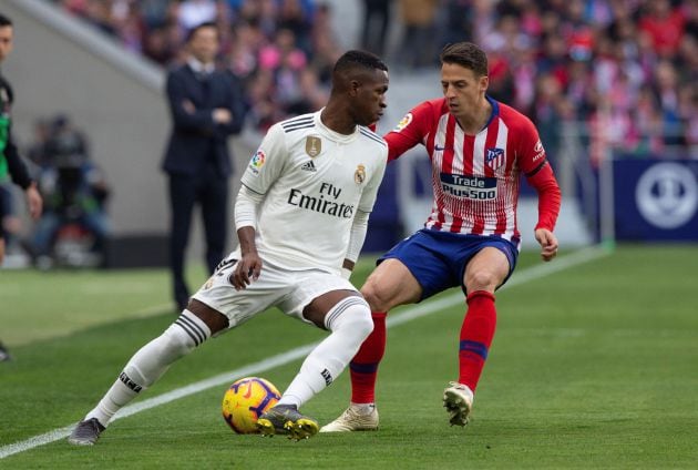 Vinicius, ante el colombiano Arias en el derbi madrileño.