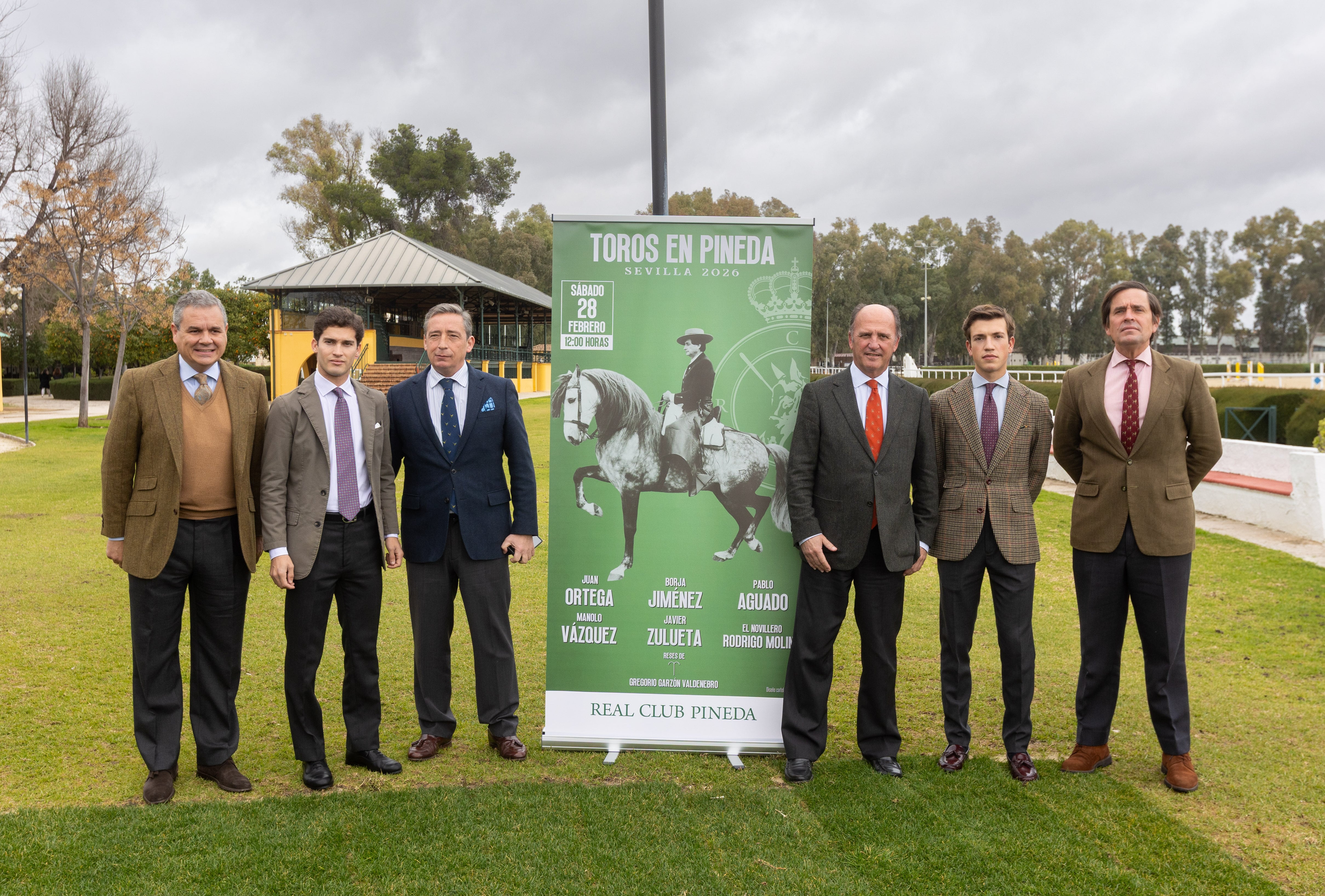 De izquierda a derecha, flanqueando el cartel del segundo festival taurino en Pineda, el ganadero Gregorio Garzón, el diestro Manolo Vázquez, el empresario Luis Garzón, el presidente del Club, Rodrigo Molina; el torero Javier Zulueta y Eduardo Dávila Miura