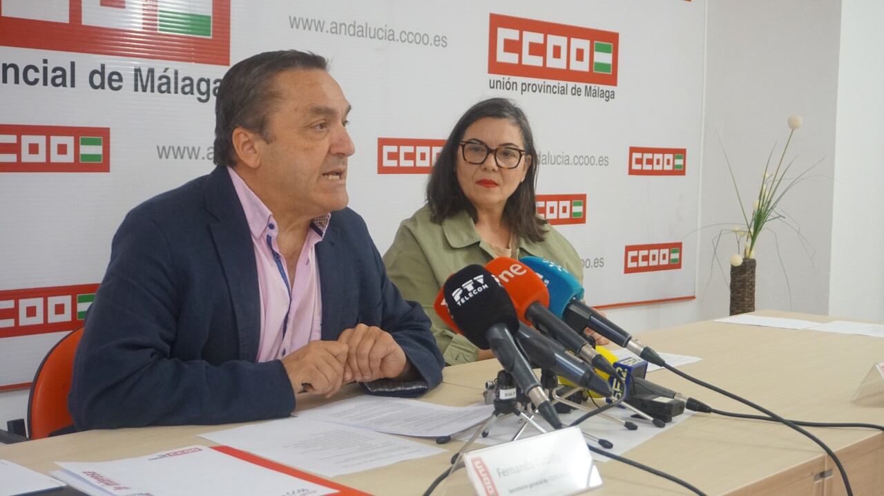 Fernando Cubillo, secretario general CCOO Málaga e Inmaculada Sánchez, secretaria de Política Social y Migraciones CCOO Málaga, durante la rueda de prensa.