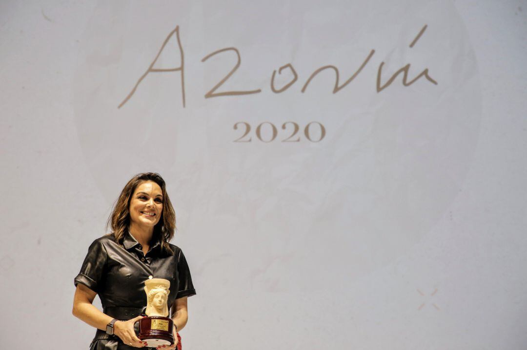 La periodista Mónica Carrillo posa con su galardón tras ganar el Premio Azorín 2020 por su novela &#039;La vida desnuda&#039; 