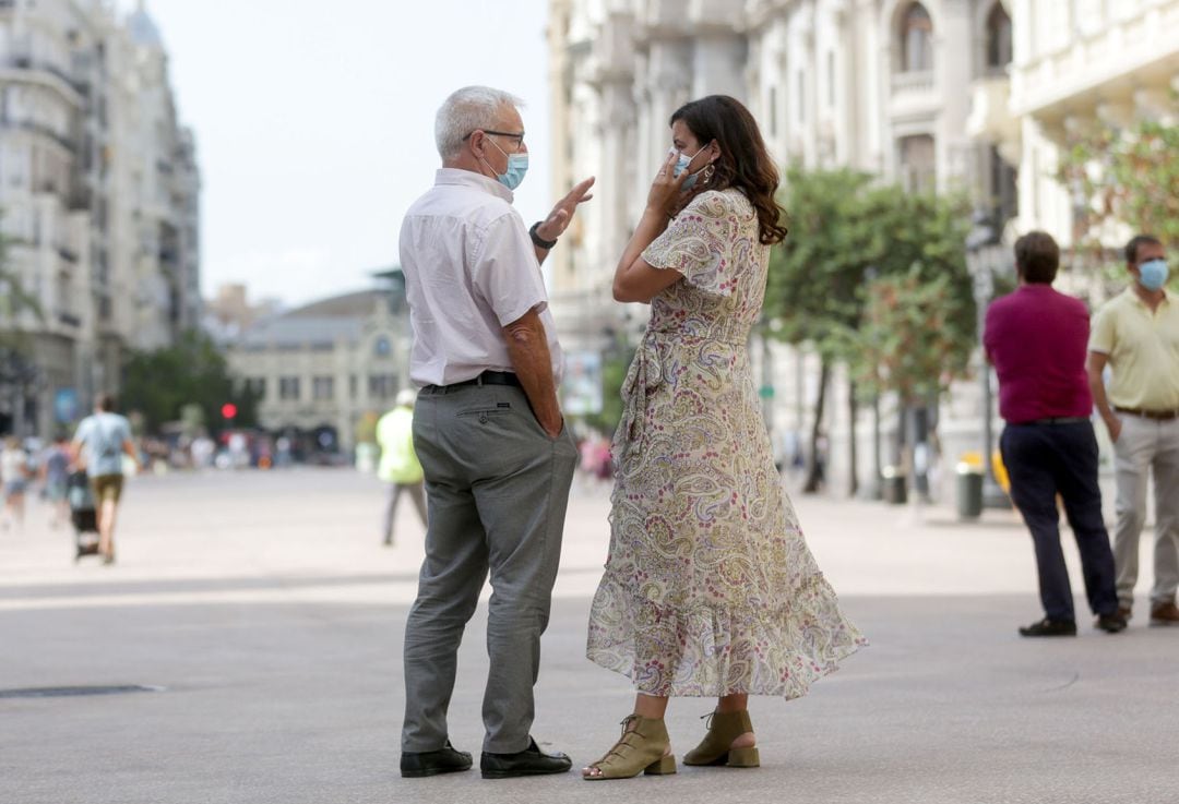 El alcalde de València, Joan Ribó, junto a la vicealcaldesa Sandra Gómez tras las obras de peatonalización de la plaza del Ayuntamiento de la ciudad. 