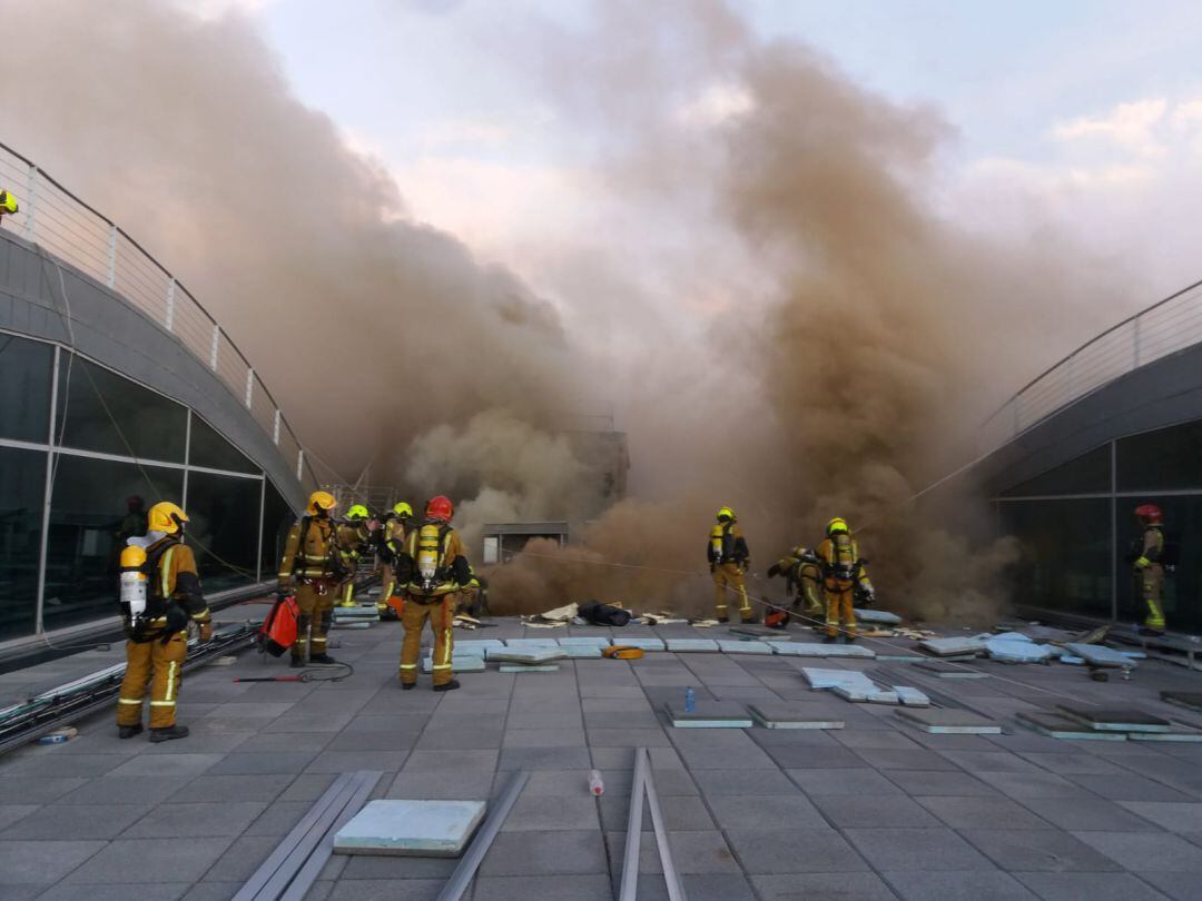 Los Bomberos trabajan directamente sobre la cubierta de la terminal