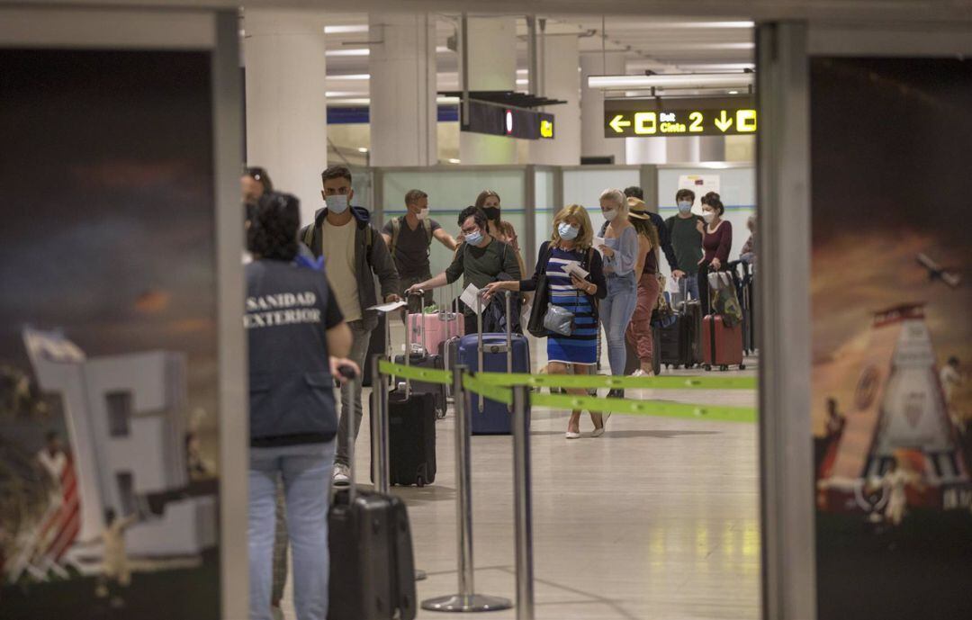 El aeropuerto de Sevilla recibe la llegada de turistas, en una foto de archivo. 