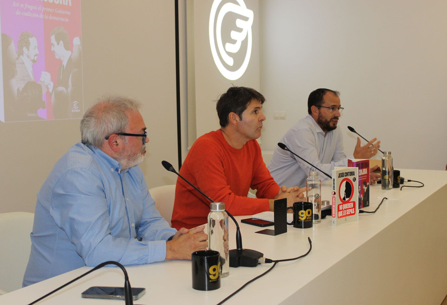 Xavi Cortés, como patrono de la Fundación Mutua Levante, y Tono Belda, coordinador cultural del Campus de Alcoy de la Universidad de Alicante han sido los encargados de presentar a Jesús Cintora