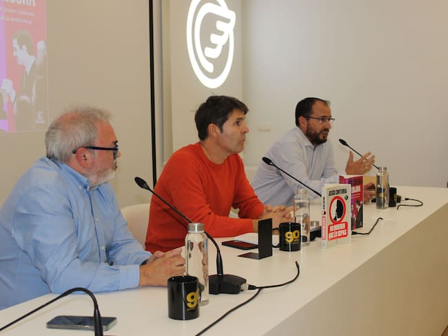 Xavi Cortés, como patrono de la Fundación Mutua Levante, y Tono Belda, coordinador cultural del Campus de Alcoy de la Universidad de Alicante han sido los encargados de presentar a Jesús Cintora