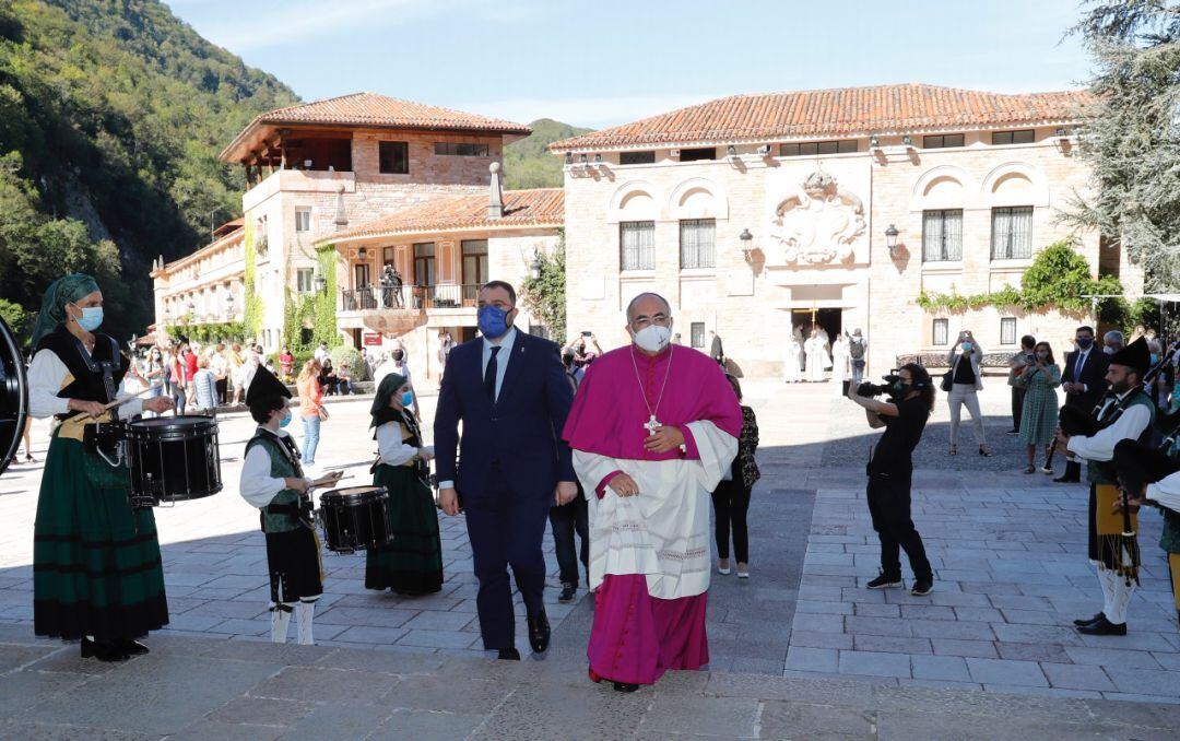 El arzobispo de Oviedo, Jesús Sanz Montes junto al presidente Adrián Barbón.