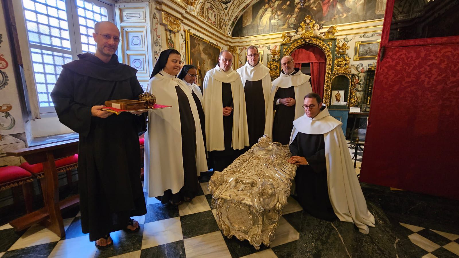 El 28 de agosto se ha abierto el sepulcro que guarda los restos de Santa Teresa de Jesús para tomar imágenes y radiografías