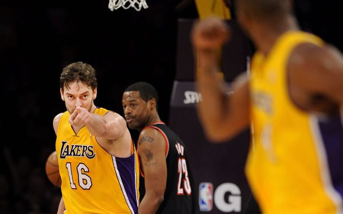 Pau Gasol celebra una canasta ante los Phoenix