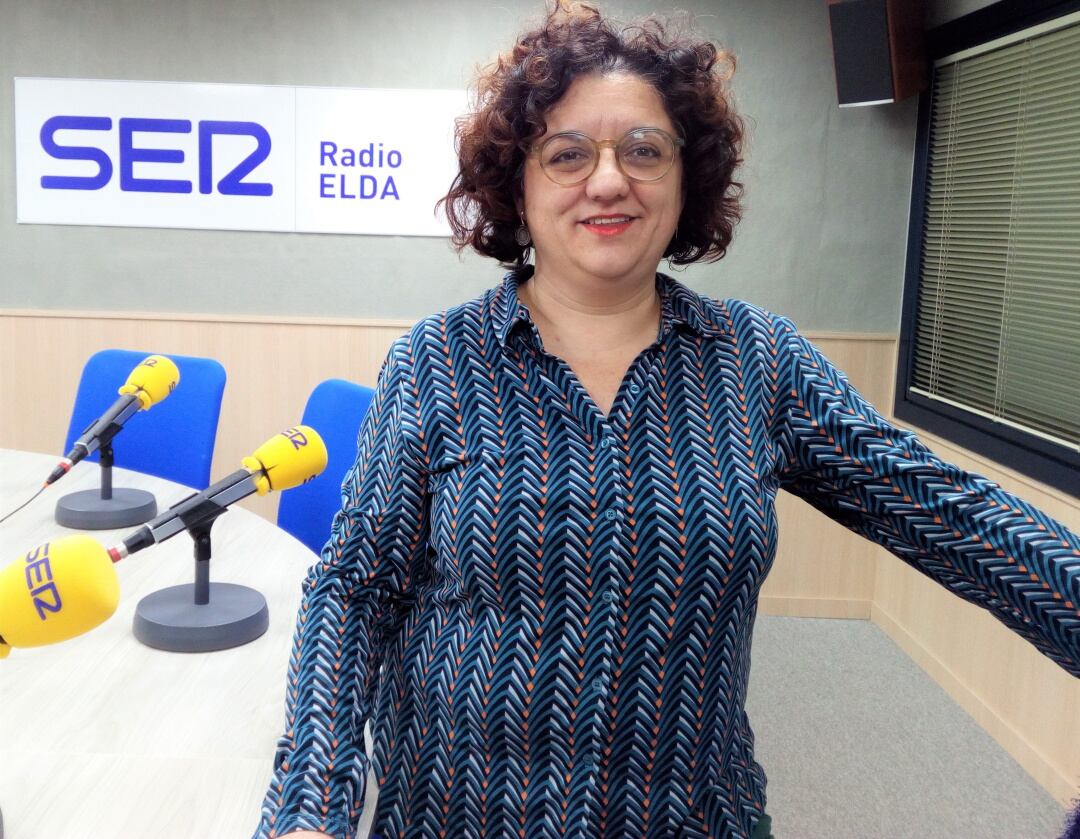 Virtudes Hernández en el estudio de Radio Elda SER