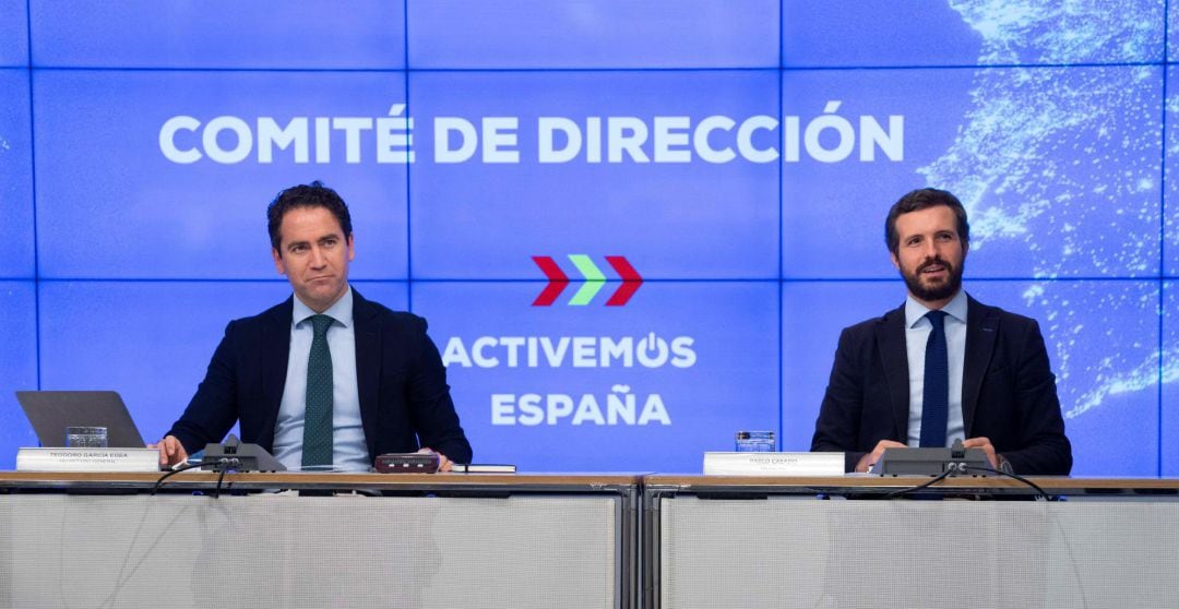 El líder del Partido Popular, Pablo Casado (i), y el secretario general del partido, Teodoro García Egea, durante la reunión del Comité de Dirección del PP celebrado en Madrid, este lunes.