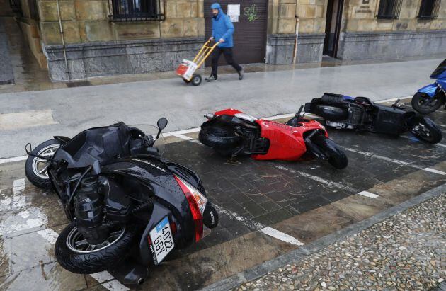 Varias motos derribadas por las fuertes rachas de viento en San Sebastián.