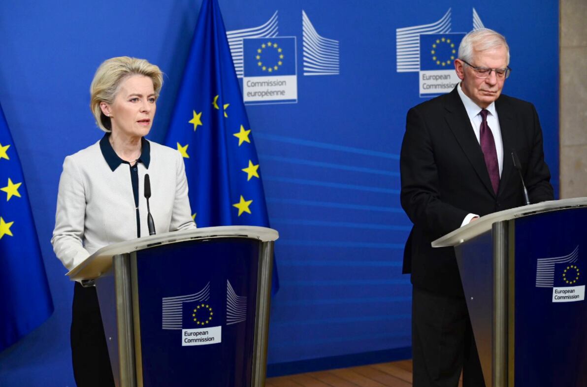 Von der Leyen junto al alto representante de la Unión Europea para la Política Exterior, Josep Borrell.