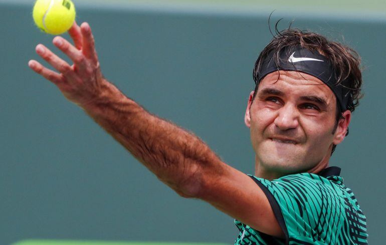 Roger Federer efectua un saque durante la final de Miami ante Rafa Nadal