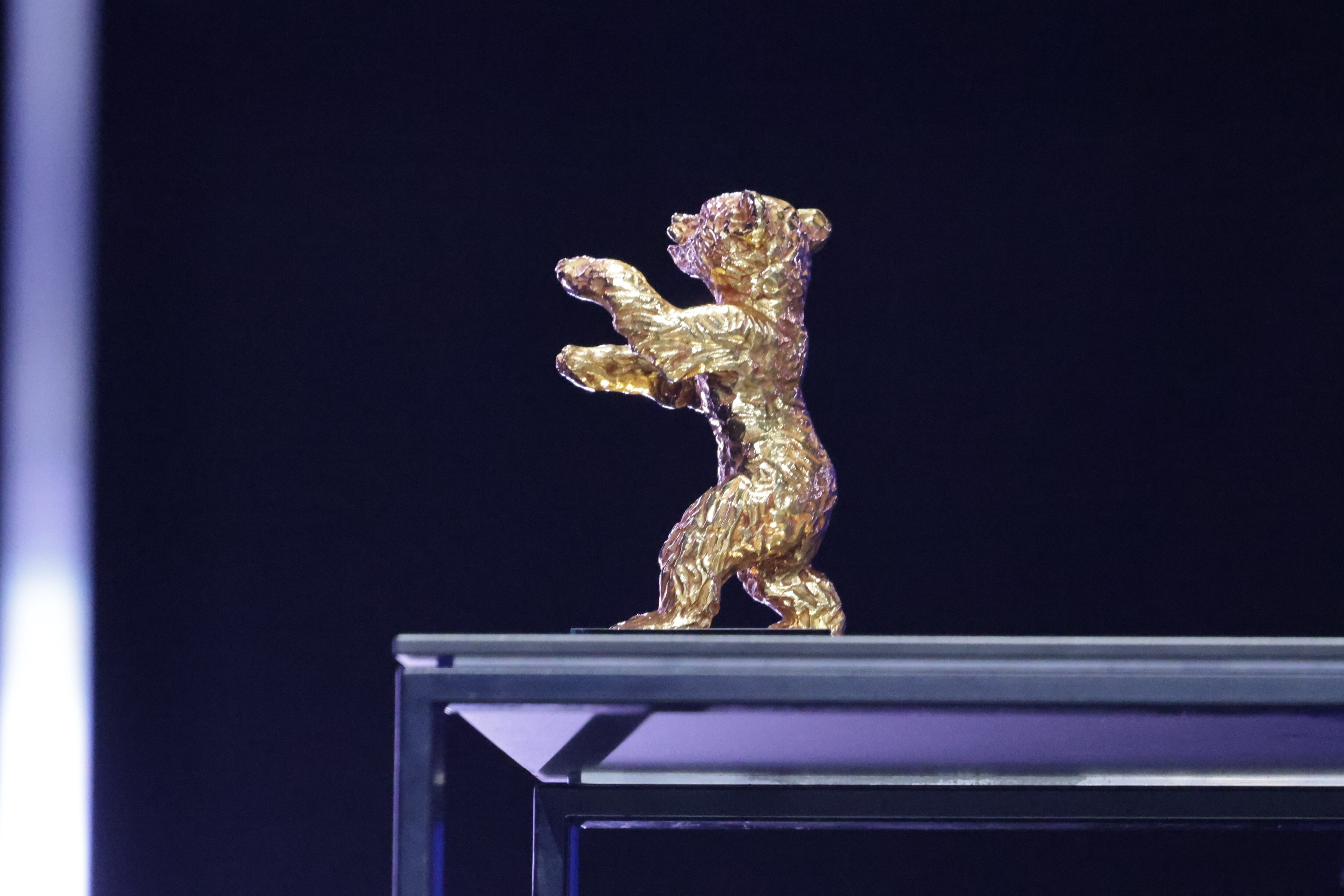 BERLIN (Germany), 22/02/2025.- The Golden Bear award for best film is on display during the closing ceremony of the 75th Berlin International Film Festival &#039;Berlinale&#039;, in Berlin, Germany, 22 February 2025. (Cine, Alemania) EFE/EPA/HANNIBAL HANSCHKE
