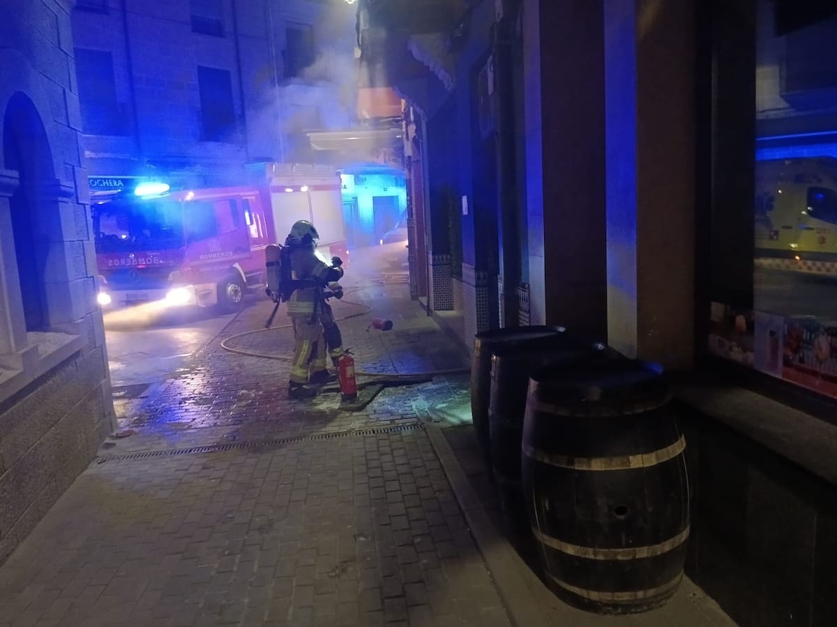 Un incendio en un céntrico local de Aranda de Duero deja tres heridos