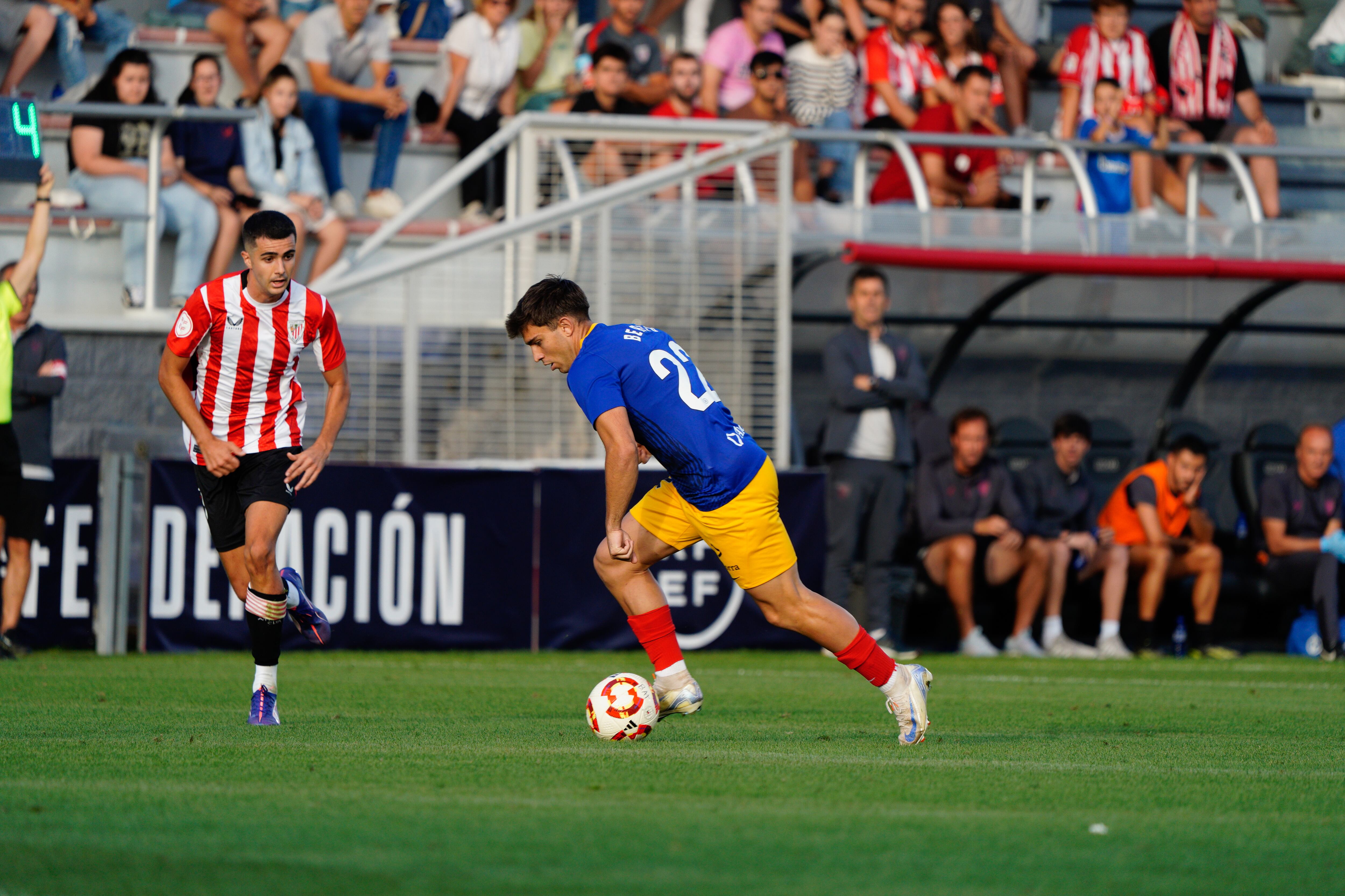 Berto Rosas va disputar els primers minuts com a tricolor a la primera jornada de la primera RFEF contra el Bilbao Athletic