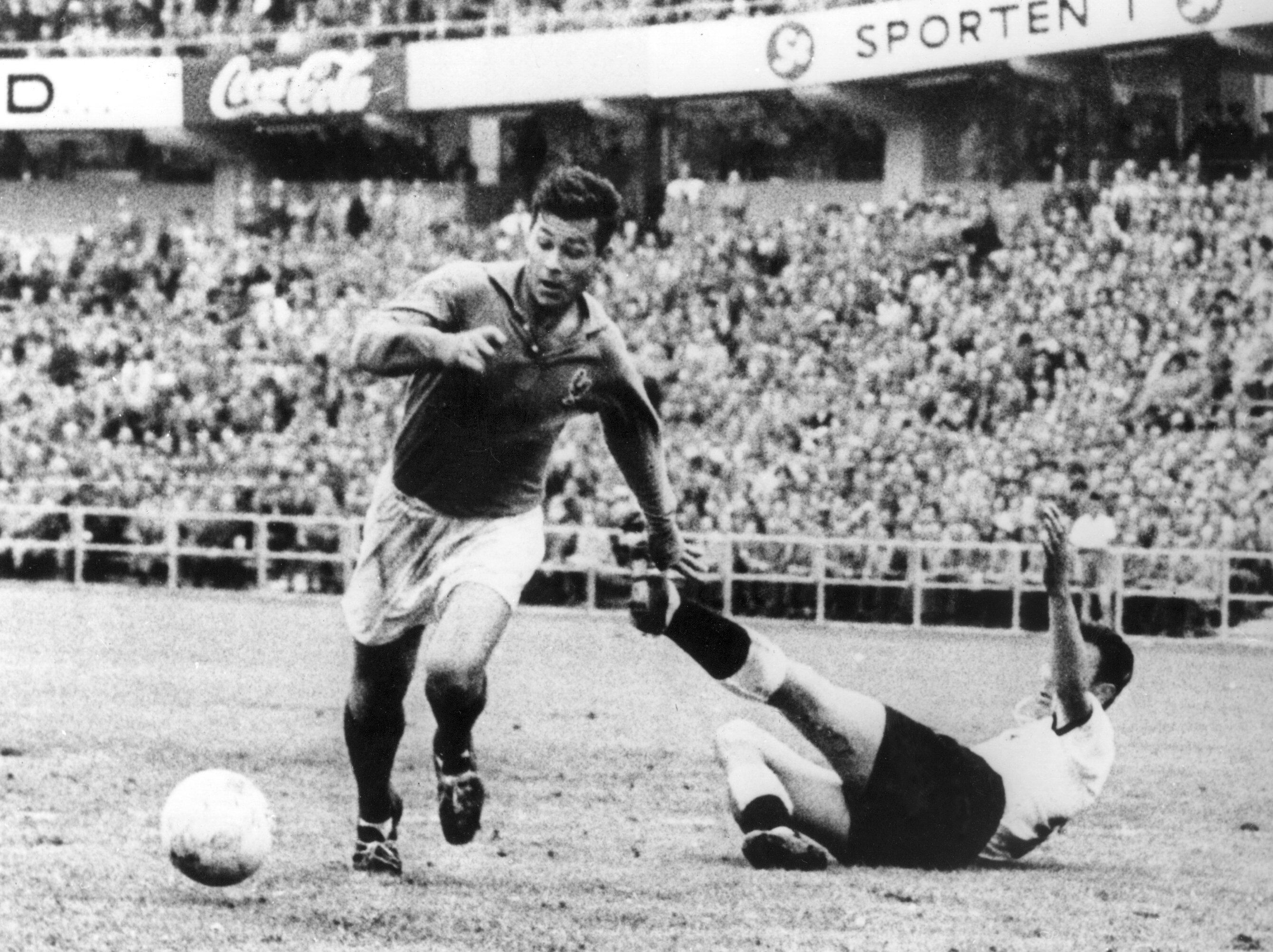 Just Fontaine regateando a un rival en el Mundial de Suecia 1958