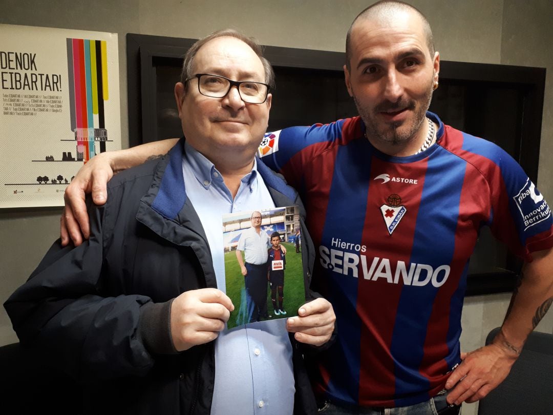 Juan Luis Mardaras, sujetando una fotografía con uno de sus nietos, y José Alberto San Emeterio &#039;San&#039; vistiendo una camiseta del Eibar