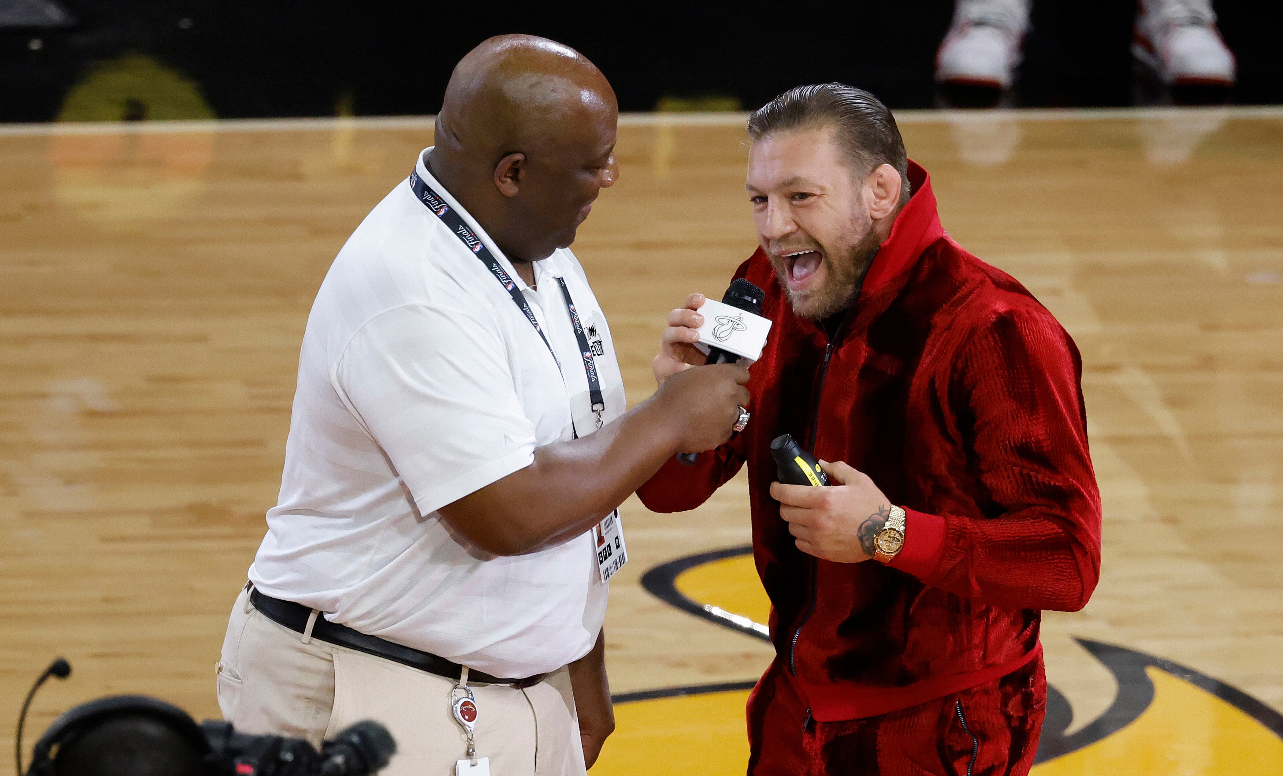 Conor McGregor durante la grabación del anuncio promocional en el partido de la NBA