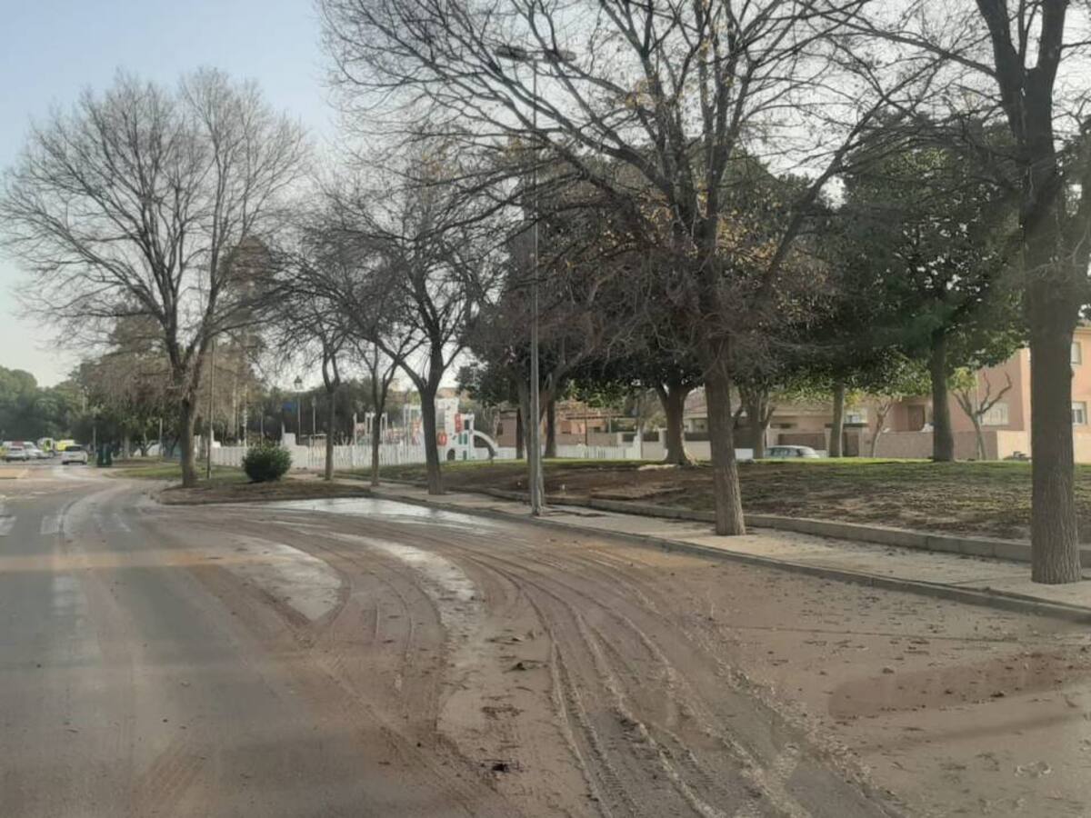 Prosiguen las labores de limpieza en los pueblos ribereños del Mar Menor