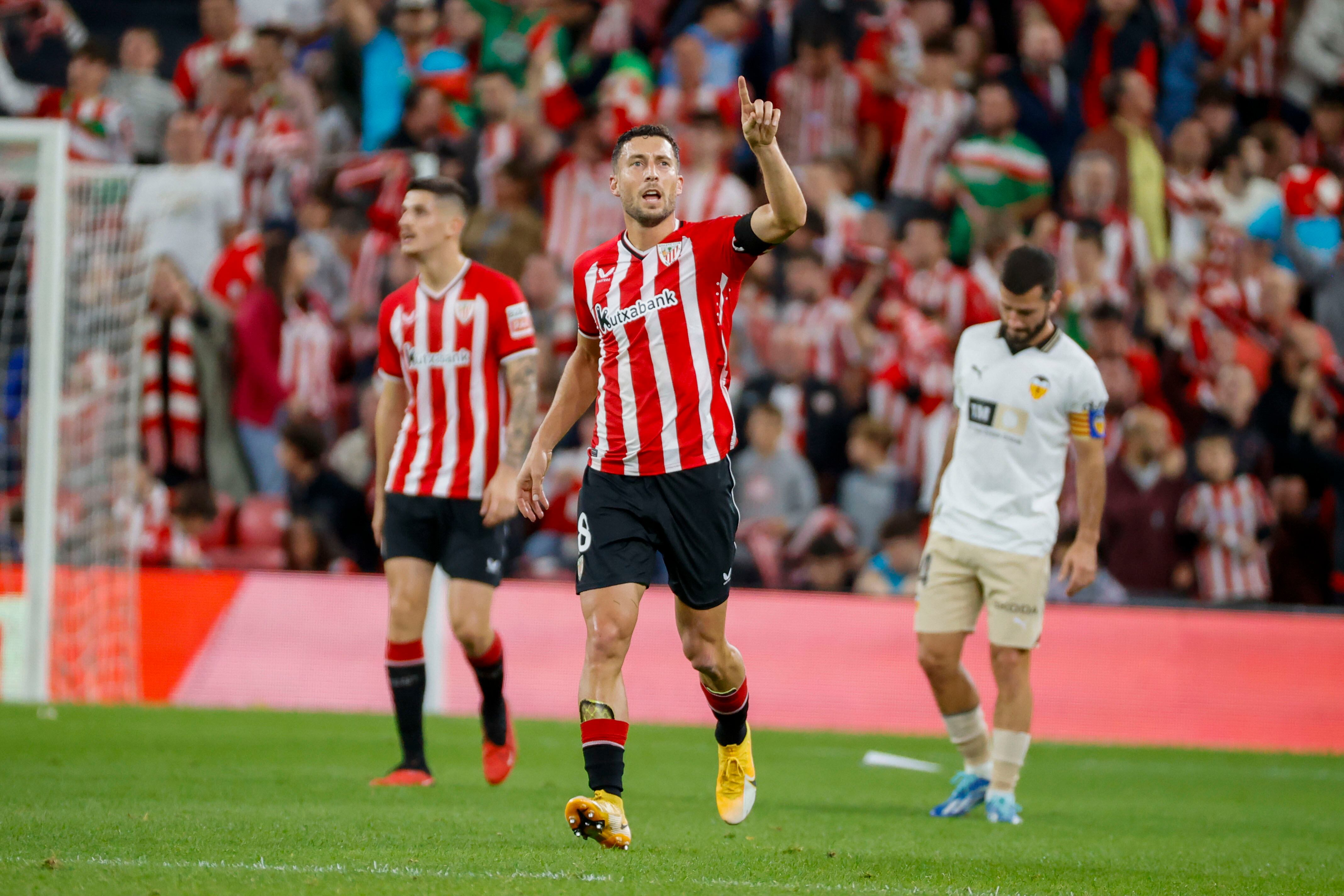 El defensa del Athletic Club Óscar de Marcos (c) celebra su gol durante el partido correspondiente a la jornada 11 de LaLiga que Athletic Club y Valencia CF disputan este domingo en el estadio San Mamés de Bilbao