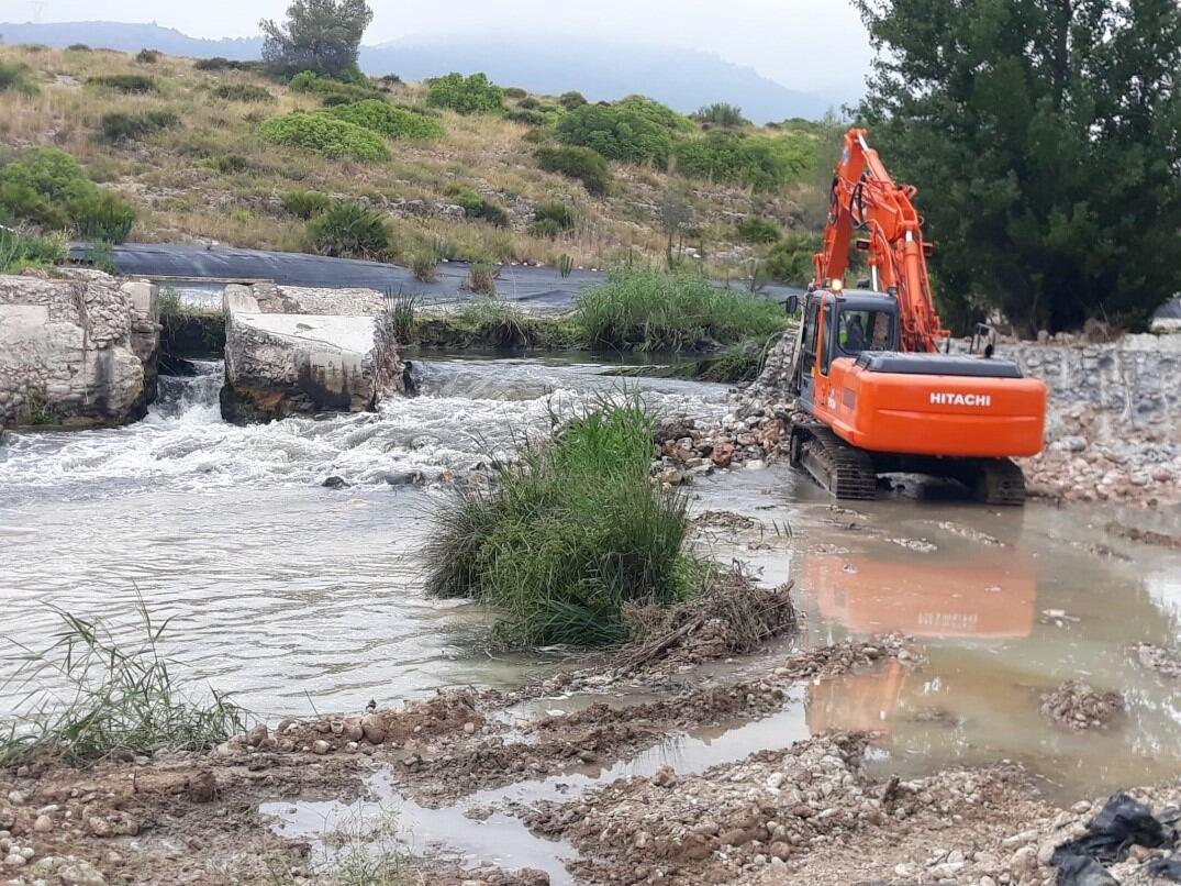 La màquina inicia l'eliminació de l'assut del Molí Malanya