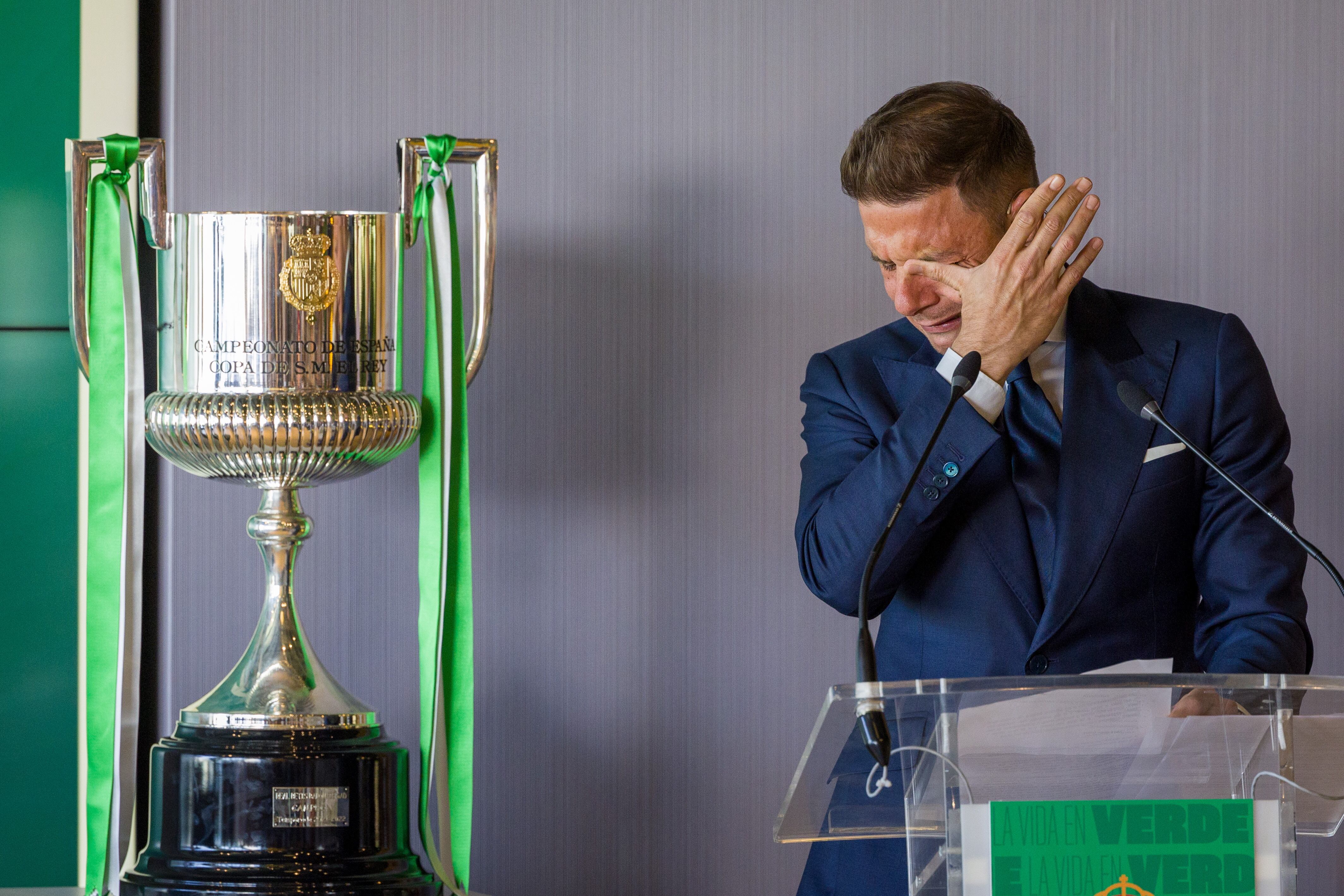 -FOTODELDÍA- SEVILLA, 20/04/2023.-El capitán del Real Betis, Joaquín Sánchez, se emocionaba el día que anunció su retirada como futbolista profesional. EFE/ Julio Muñoz