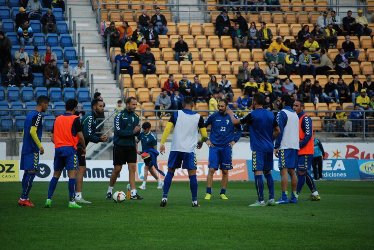 Los jugadores del Cádiz en un calentamiento en Carraza