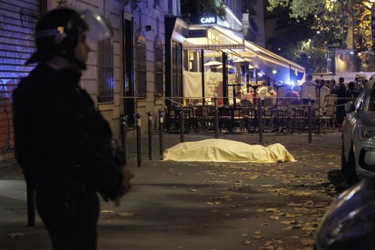 Una de las víctimas, cubierta con una sábana en el Boulevard des Filles du Calvaire, cerca de la sala Bataclan.