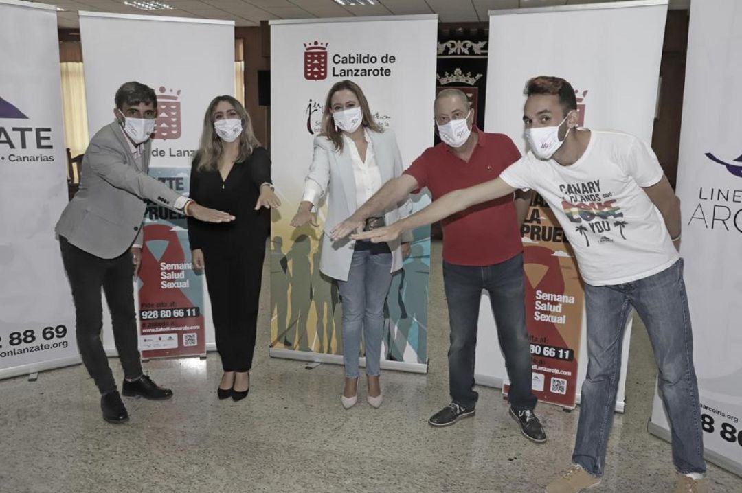 La presidenta del Cabildo de Lanzarote, María Dolores Corujo, la consejera insular de Juventud, Paula Corujo y el consejero de Sanidad, Juan Manuel Sosa junto a miembros de la asociación Lánzate LGTBI+.