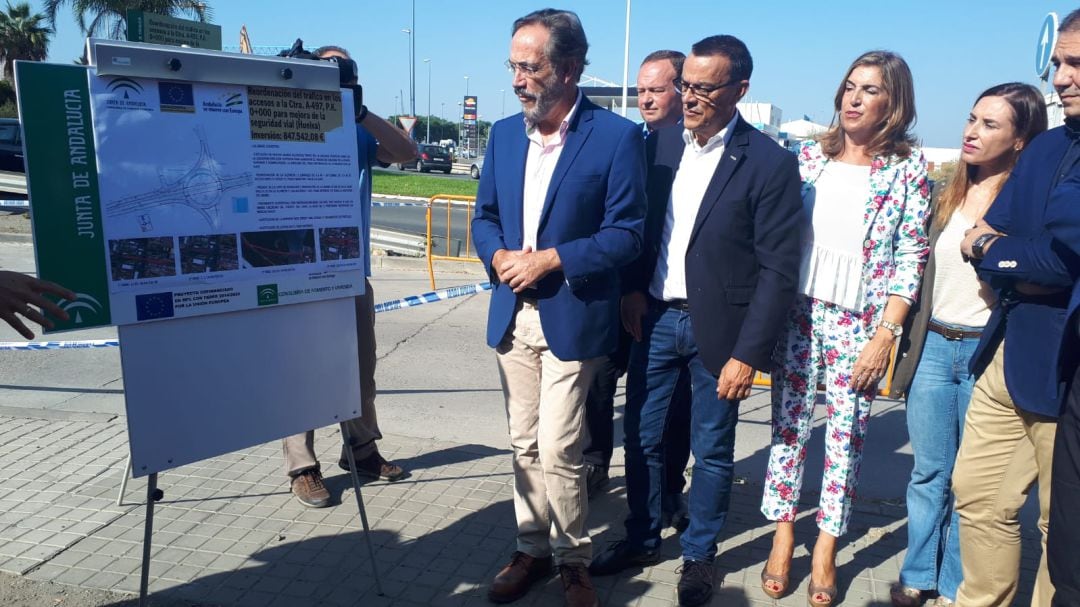 El consejero Felipe López en el inicio de las obras de mejora del Puente del Odiel