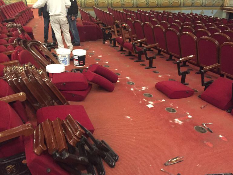 Hoy han comenzado a retirar las butacas del Gran Teatro para cambiar la moqueta