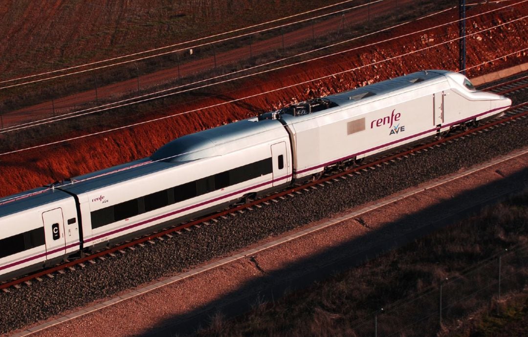 Imagen de archivo de un tren AVE circulando en la provincia de Granada.