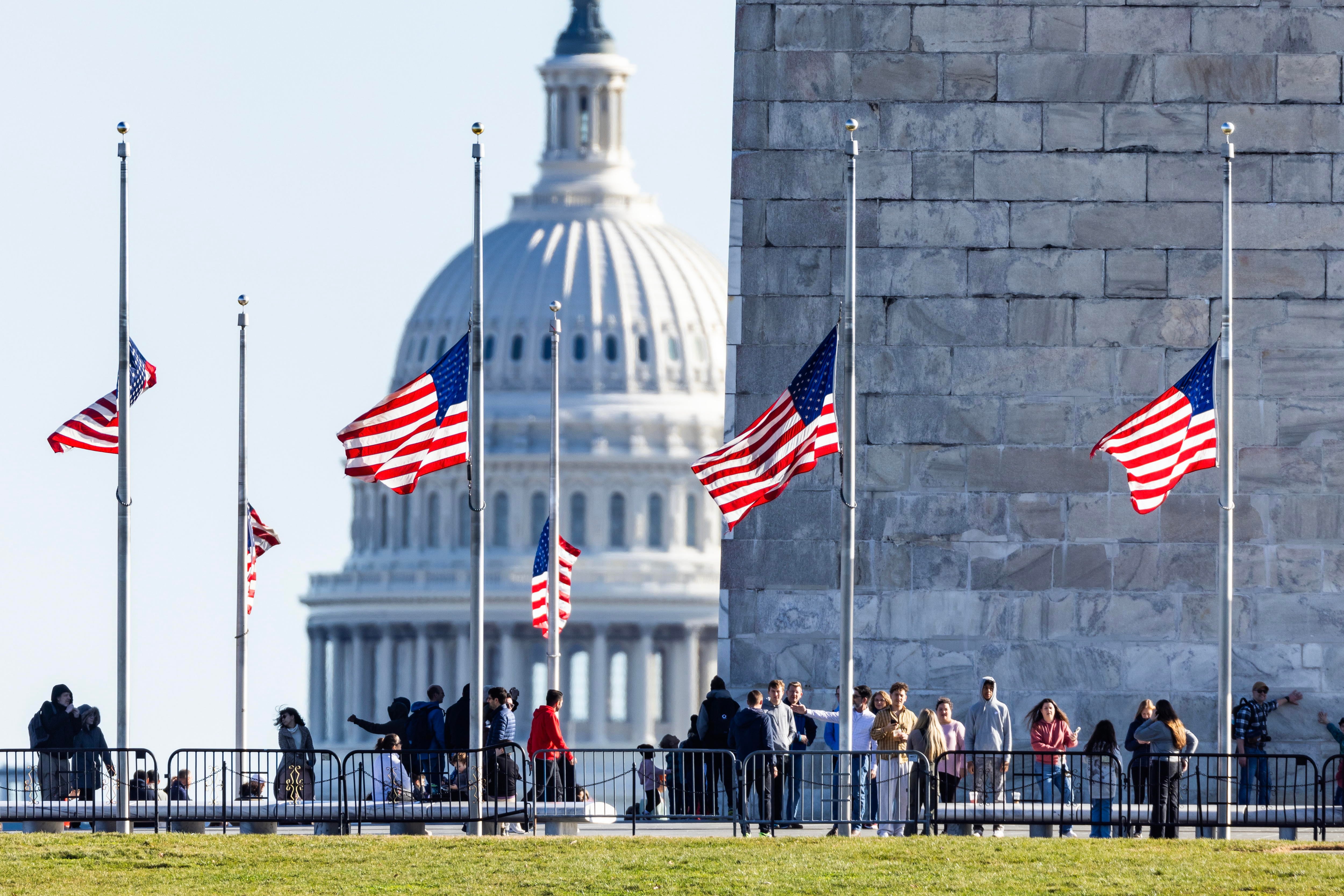 Banderas de EEUU ondeando a media asta en el Capitolio por la muerte de Jimmy Carter