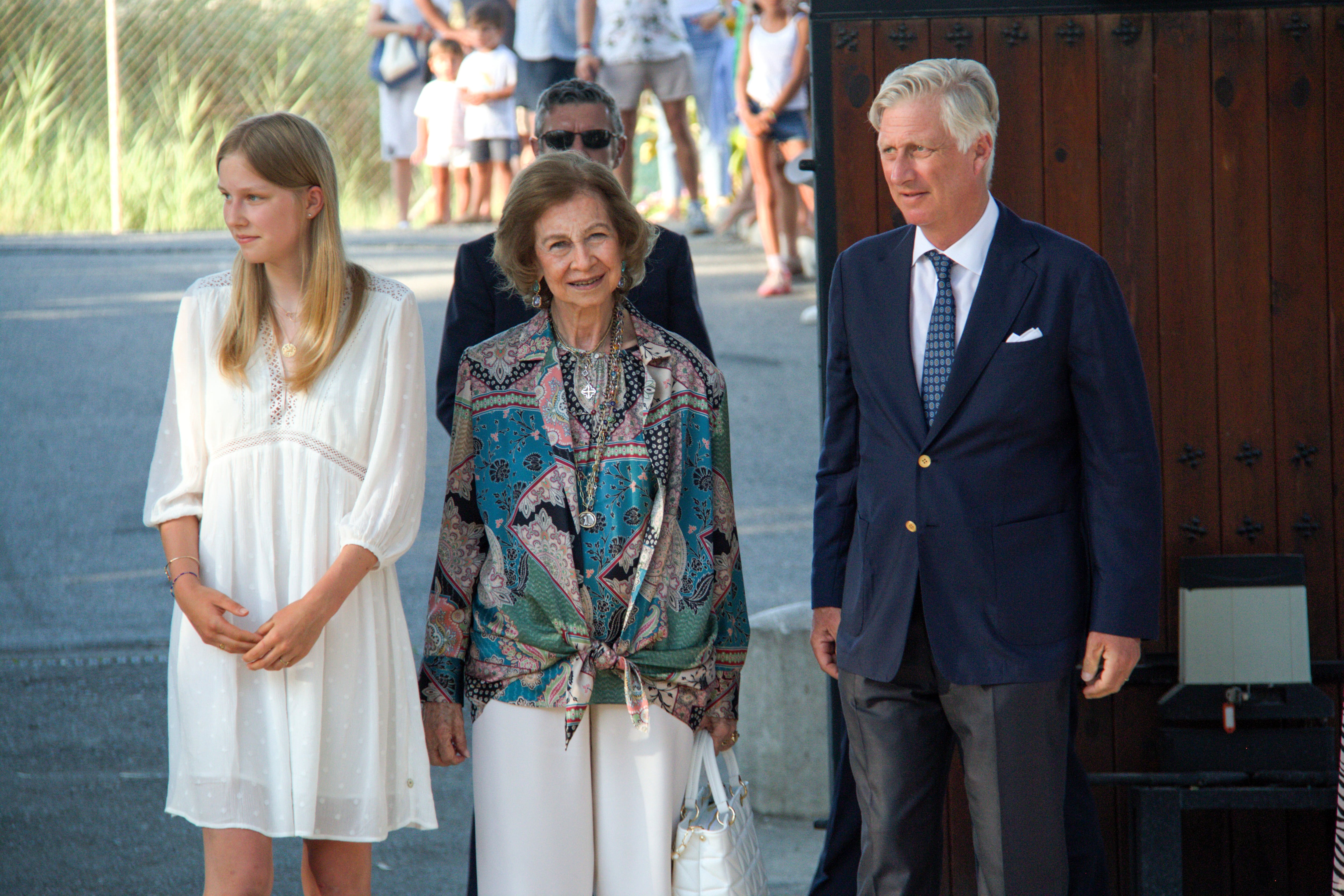 El rey Felipe de Bélgica (d) y la reina emérita Sofía (c) han inaugurado este lunes en Motril (Granada) una muestra permanente dedicada a los que fueran reyes de los belgas Balduino y Fabiola, con motivo del treinta aniversario del fallecimiento del monarca en la finca que poseía en esta localidad. En la foto, junto a la princesa Eleonore (i)