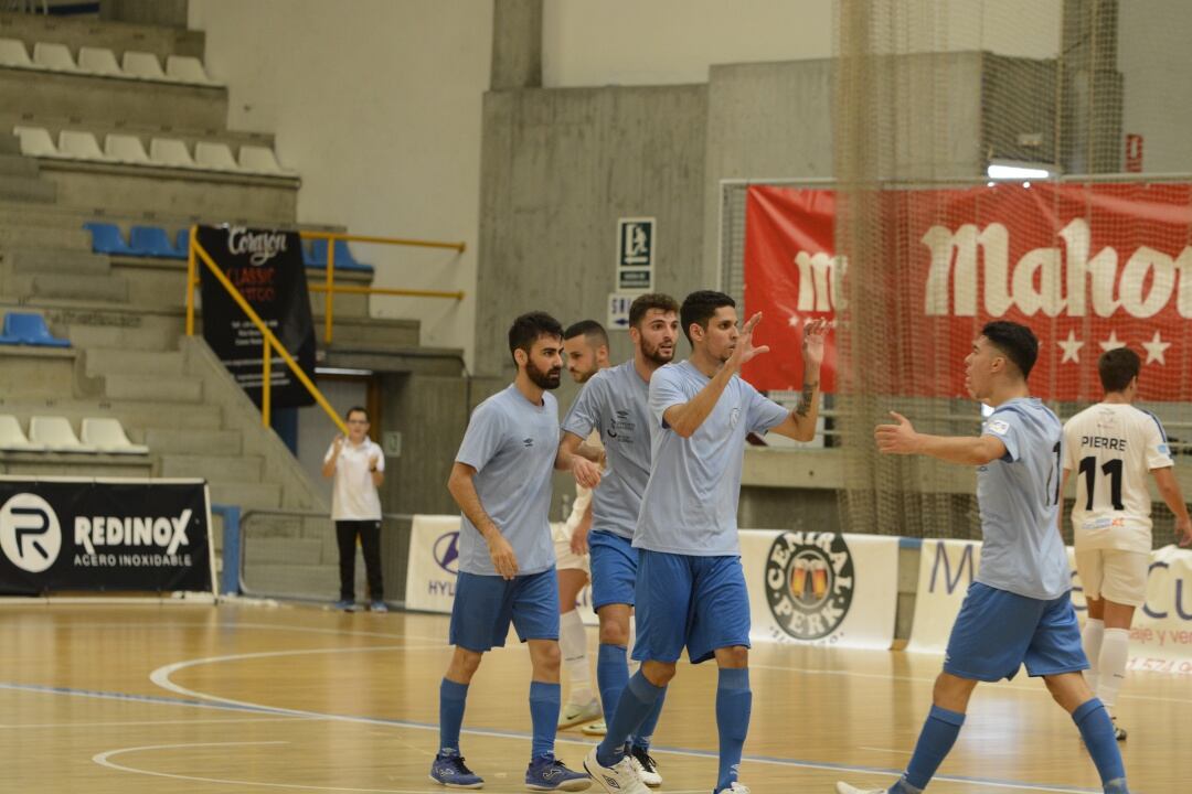 Los jugadores del Santiago Futsal celebran uno de los goles que les proporción la primera victoria