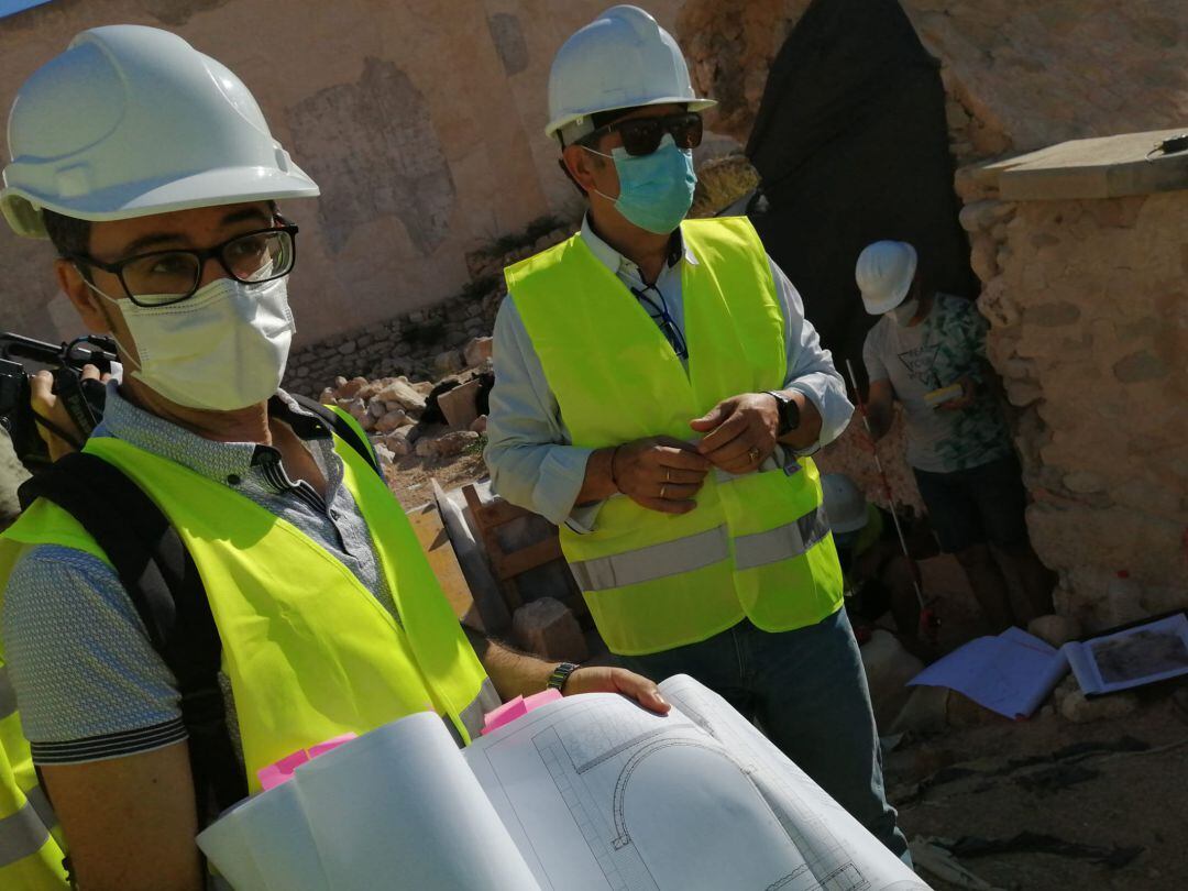 El arqueólogo municipal junto con el edil de Patrimonio de Elda en la zona de actuación del castillo 