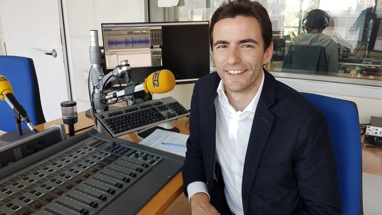 Pedro Casares en un estudio de Radio Santander