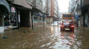 Coches avanzando por las calles inundadas de Redondela