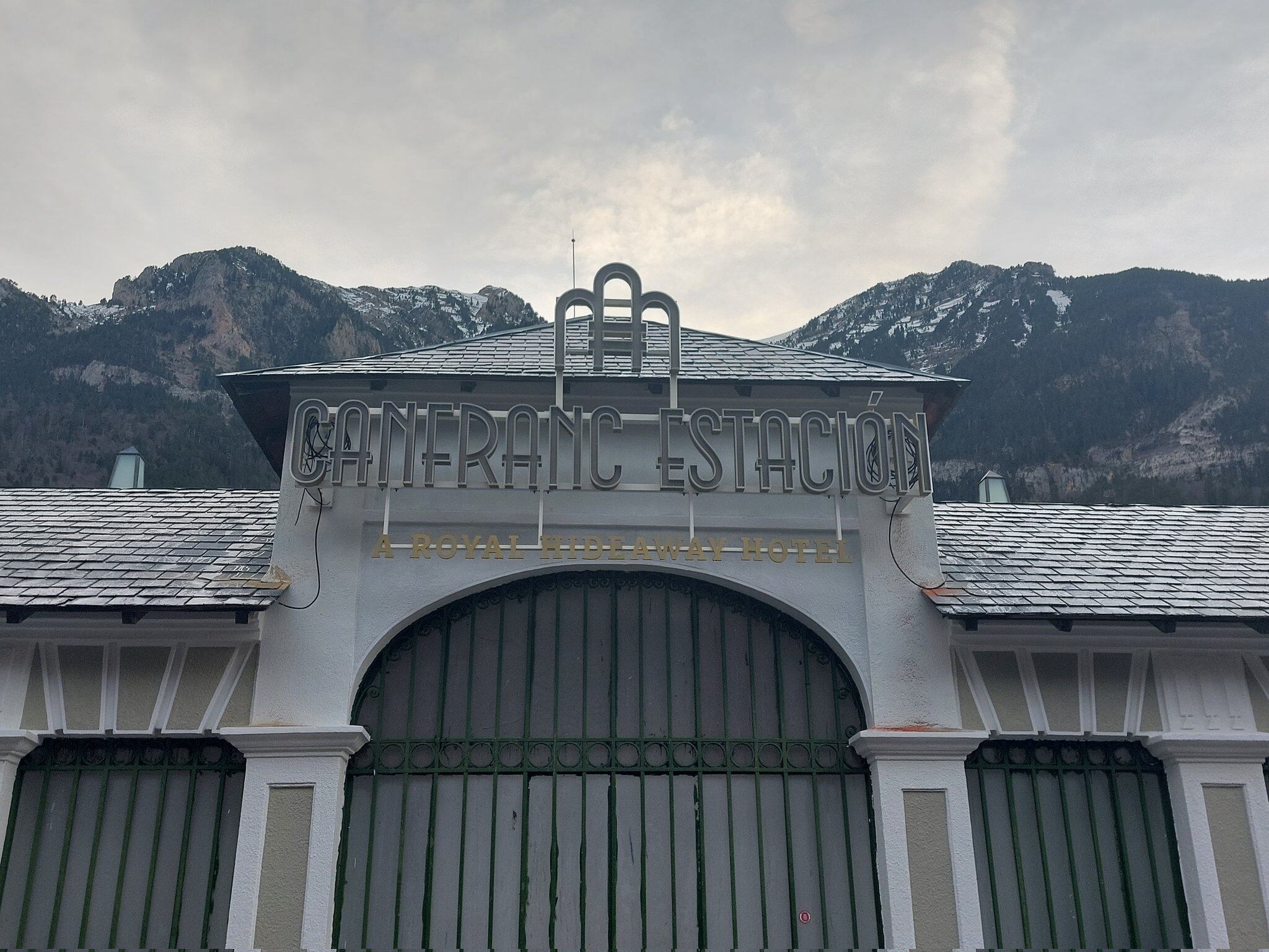 El cartel del hotel ya luce en la fachada del edificio histórico y su colindante