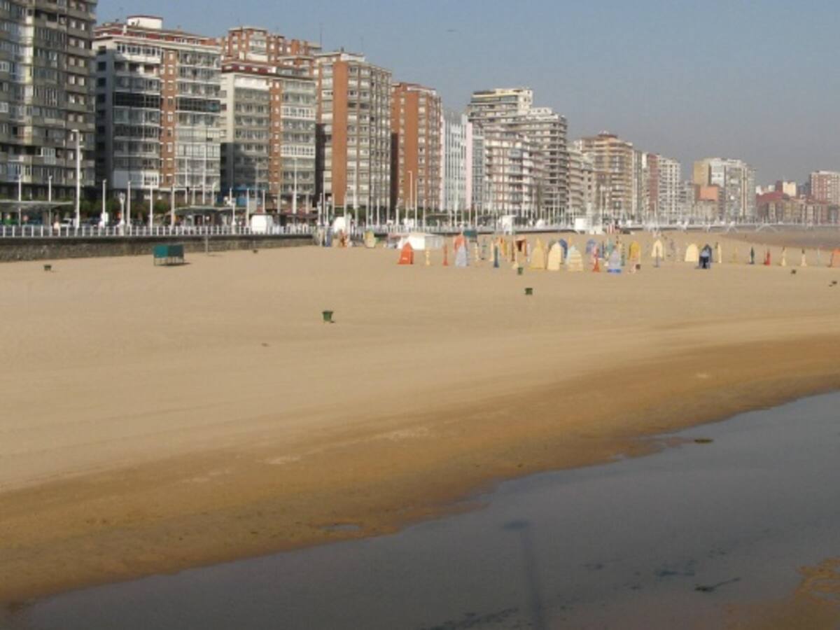 El Ayuntamiento hará un trasvase de arena para garantizar que haya playa seca en el 'Tostaderu'