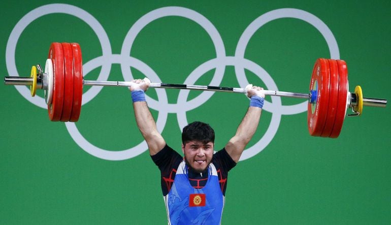 El deportista Izzat Artykov, ganador del bronce en halterofilia, dio positivo en dopaje, por lo que se le retiró la medalla.