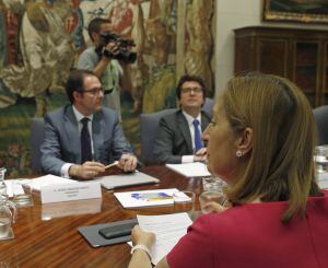 La ministra de Fomento, Ana Pastor durante su reunión con el presidente de Vueling, Javier Sanchez Prieto (i), y otros dirigentes de la aerolínea, esta tarde en Madrid.