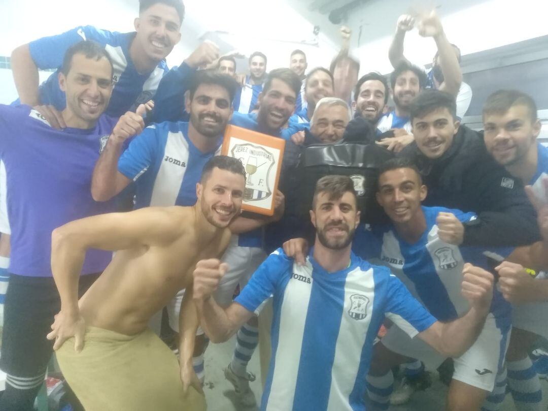 Los jugadores celebran en los vestuarios su victoria en Ubrique 