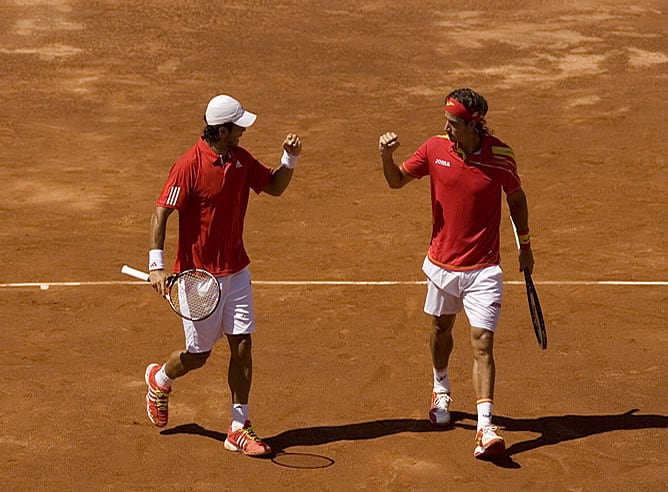 Feliciano López y Verdasco celebran un punto sobre la tierra de Marbella