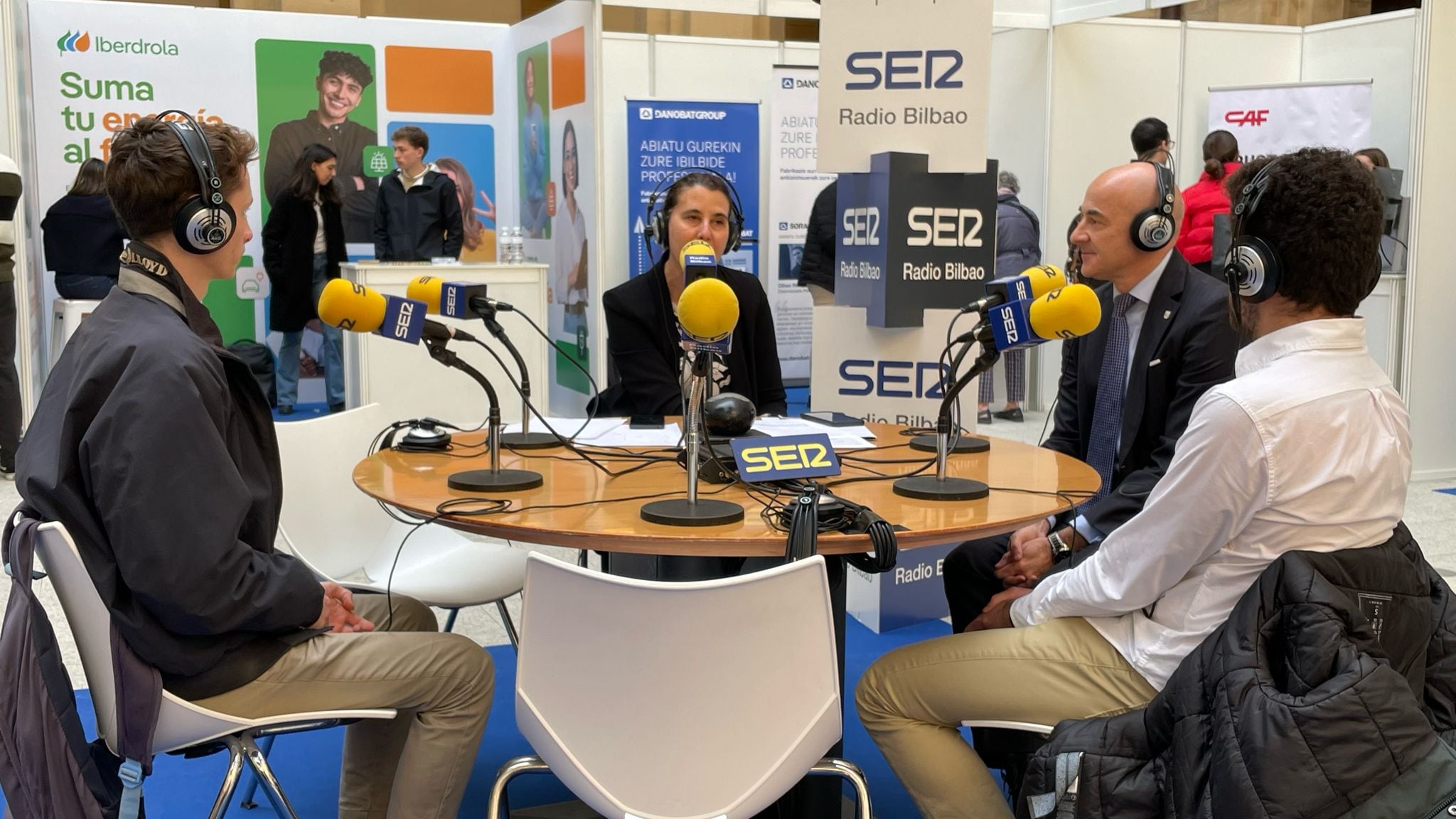 Galder Caravia Barrón, estudiante de Derecho Económico, Daniel González Clayton, estudiante de Lenguas Modernas y Gestión + International Trade Skills, y Jesús Riaño, director del Área de Empleo de la Universidad de Deusto.